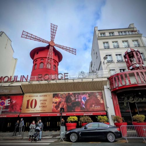 Le Moulin Rouge, just down the Lepic street