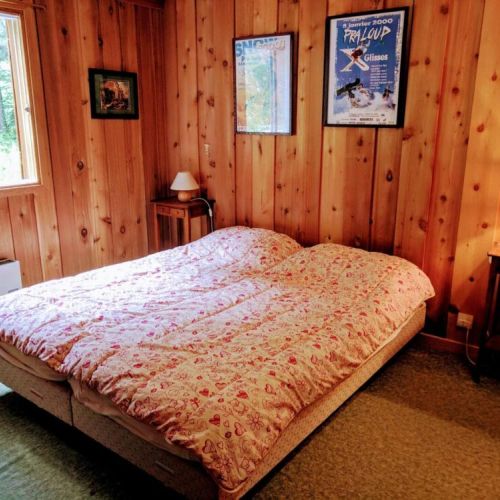 Second room with 2 single beds