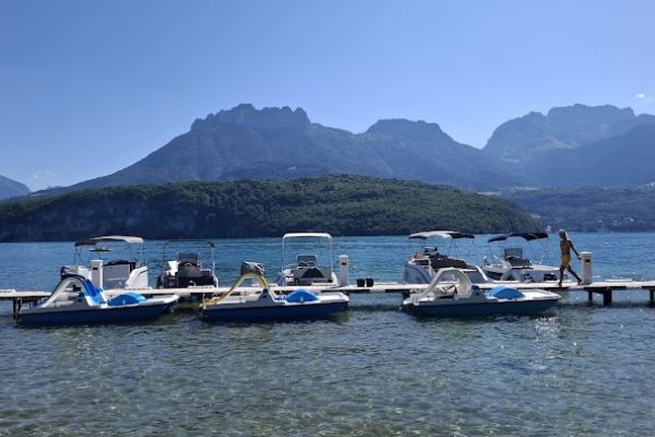 Ponton de l’embarcadère location de bateaux