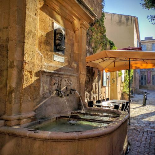 2 mns is the amazing Place des Martyrs