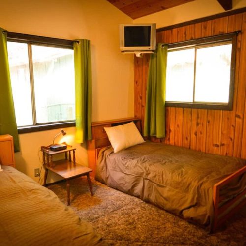 Second room with 2 twin beds