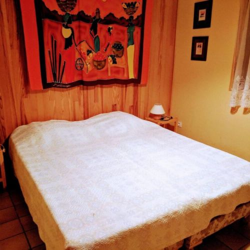 Downstairs second bedroom with 2 single beds