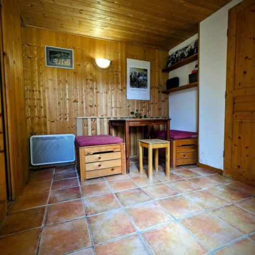Kitchenette with table, fridge